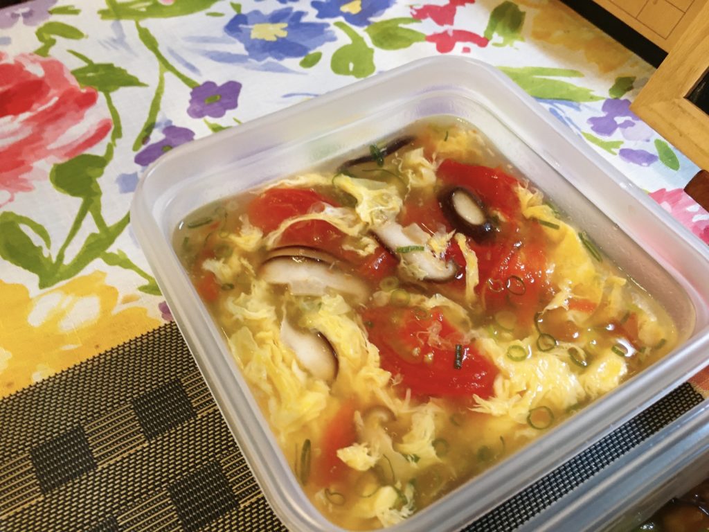 料理教室マンツーマントマトとシイタケのスープ