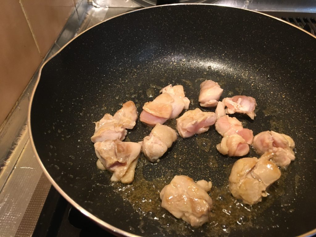 料理教室マンツーマン鶏モモ焼く
