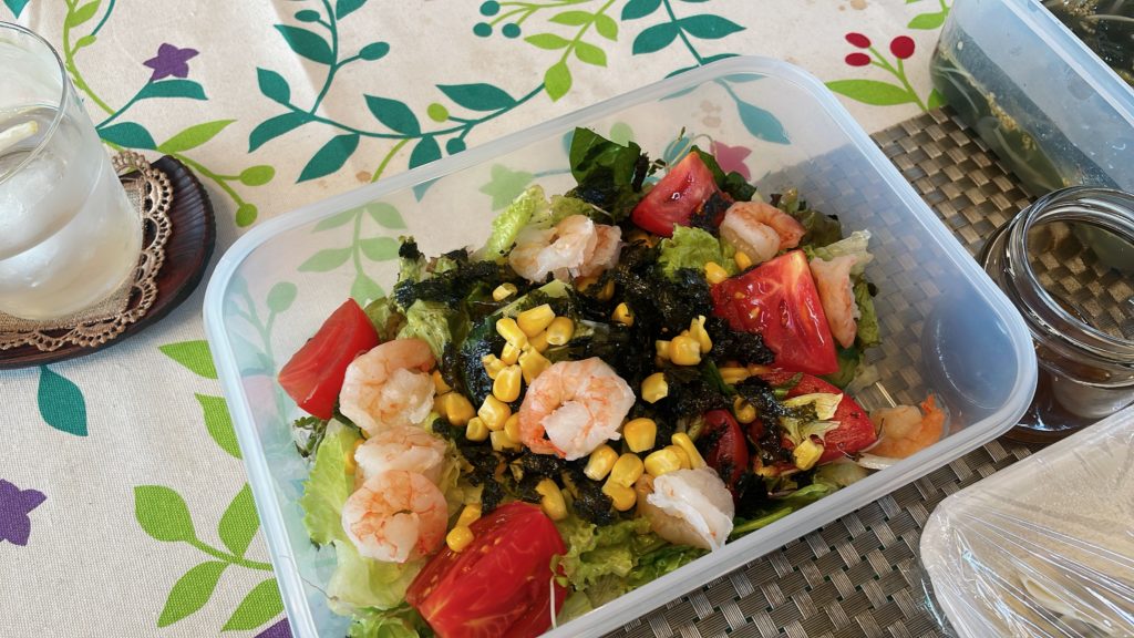 料理教室マンツーマンエビとレタスのサラダ