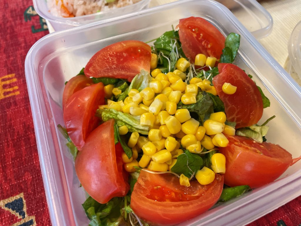 料理教室マンツーマントマトコーンサラダ